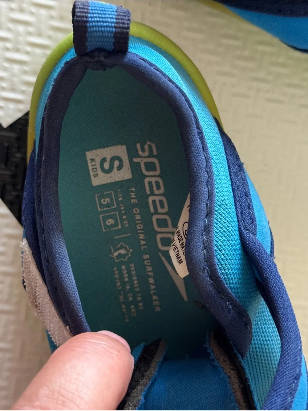 Speedo Kids' Blue Water Shoes with Lime Accent size Small (fits 5/6)
